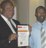 Mduduzi Mazibuko received his SIA Gold Award from the chairman of SIA, Sbu Ncube, who is also the executive chairman of Enforce Security Services.
